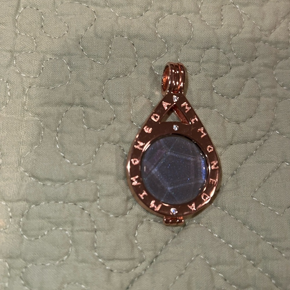 Mi Moneda pendant